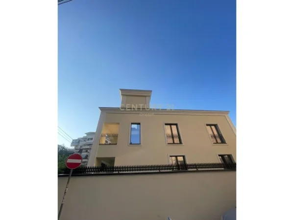 Tirane, shitet Vile 4+1+Ballkon , 383 m² (Brryli)