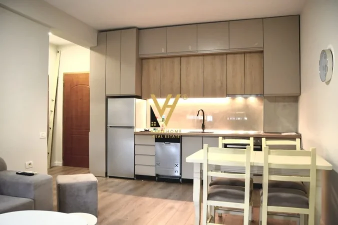 Tirane, jepet me qera apartament 1+1+Ballkon Kati 2, 70 m² 600 € (KOMUNA E PARISIT)