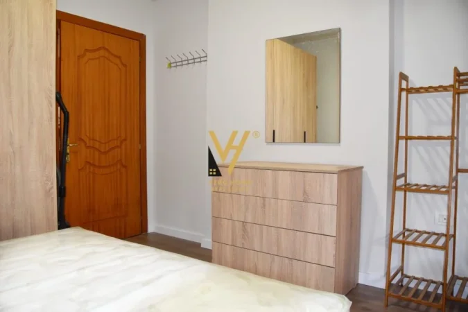 Tirane, jepet me qera apartament 1+1+Ballkon Kati 2, 70 m² 600 € (KOMUNA E PARISIT)
