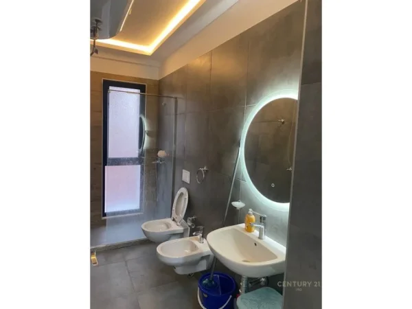 Tirane, jepet me qera apartament 2+1+Ballkon Kati 9, 70 m² 650 € (IRG121510)