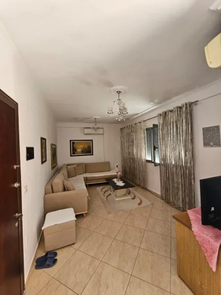 Tirane, jepet me qera apartament 2+1 Kati 8, 112 m² 1.000 € (MINISTRIA E DREJTESISE)