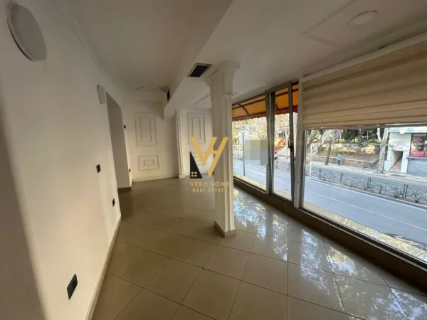 Tirane, jepet me qera ambjent biznesi Kati 0, 113 m² 1.000 € (RRUGA FERIT XHAJKO)