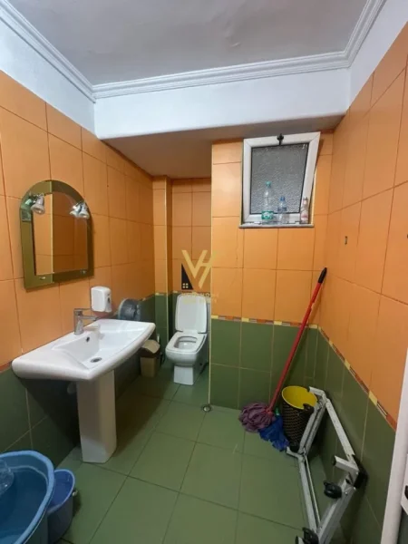 Tirane, jepet me qera ambjent biznesi Kati 0, 113 m² 1.000 € (RRUGA FERIT XHAJKO)