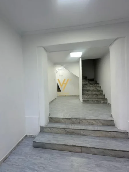 Tirane, jepet me qera ambjent biznesi Kati 0, 113 m² 1.000 € (RRUGA FERIT XHAJKO)