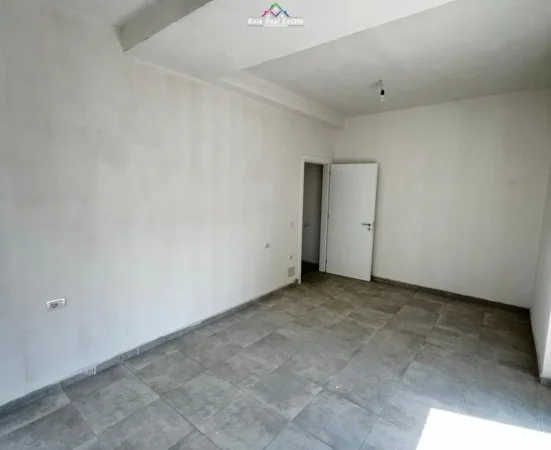 Tirane, jepet me qera zyre Kati 1, 97 m² 550 € (prane shkolles Niket Dardani)