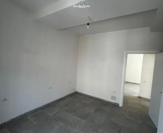 Tirane, jepet me qera zyre Kati 1, 97 m² 550 € (prane shkolles Niket Dardani)
