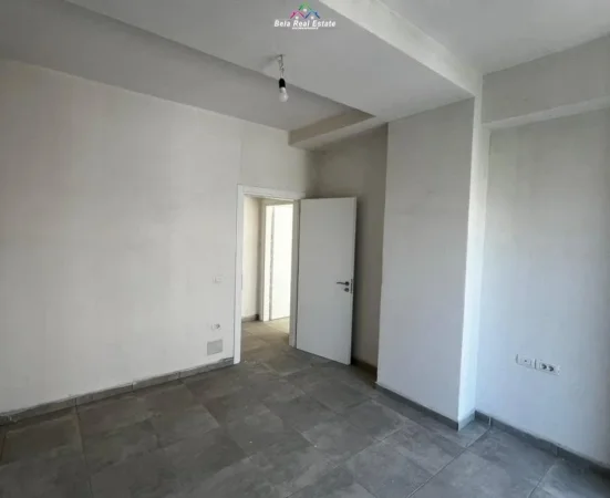 Tirane, jepet me qera zyre Kati 1, 97 m² 550 € (prane shkolles Niket Dardani)