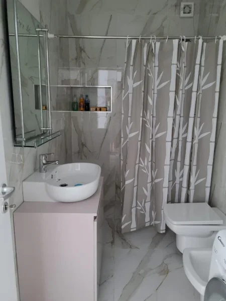 Tirane, jepet me qera apartament 1+1+Ballkon Kati 7, 400 € 