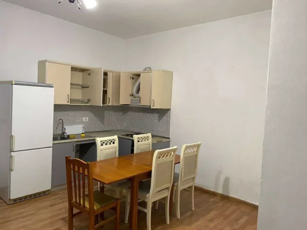 Tirane, jepet me qera apartament 1+1 Kati 1, 68 m² 270 € (kamez)