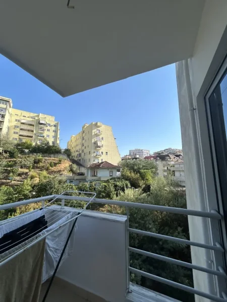 Tirane, jepet me qera apartament 1+1+Ballkon 380€, Kati 5, (Rruga Muhamed Deliu)
