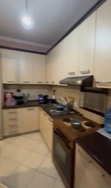 Tirane, jepet me qera apartament 1+1+Ballkon Kati 5, 70 m² 450 € (KRISTAL CENTER)