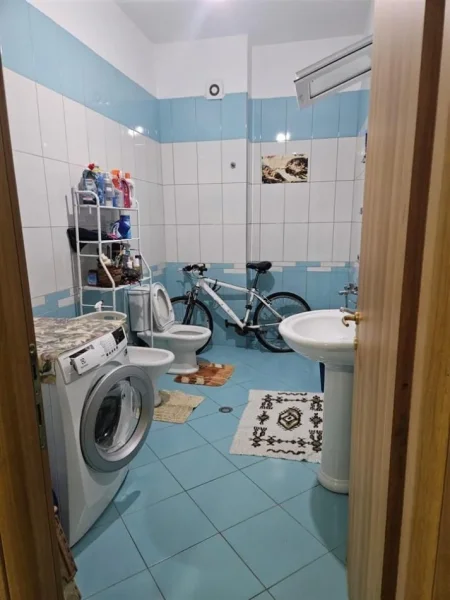 Tirane, jepet me qera apartament 3+1+Ballkon Kati 2, 138 m² 450 € (QYTET STUDENTI)