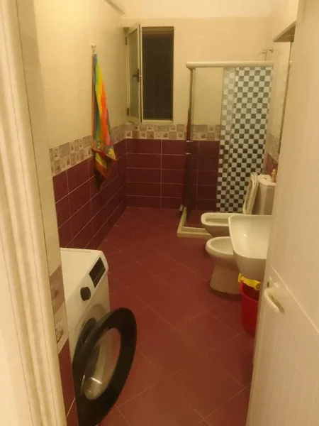 Tirane, ndarje qeraje apartament 1+1+Aneks Kati 0, 50 m² 170 € (Rruga ura, afer komisariati nr 4. Per kinostudio)