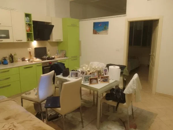 Tirane, ndarje qeraje apartament 1+1+Aneks Kati 0, 50 m² 170 € (Rruga ura, afer komisariati nr 4. Per kinostudio)