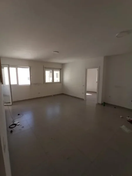 Tirane, jepet me qera zyre Kati 6, 90 m² 700 € (QENDER)