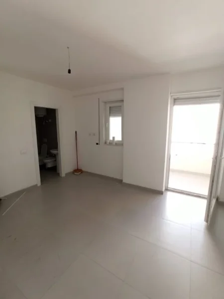 Tirane, jepet me qera zyre Kati 6, 90 m² 700 € (QENDER)