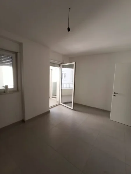 Tirane, jepet me qera zyre Kati 6, 90 m² 700 € (QENDER)