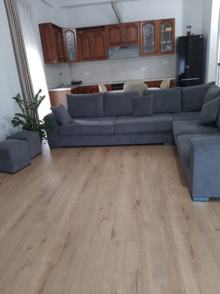 Tirane, jepet me qera Vile 1+1+Ballkon Kati 1, 80 m² 500 € (Rruga Kodra Derhemit perballe me restorant &quot;Nari&quot;)