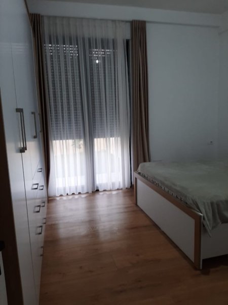 Tirane, jepet me qera Vile 1+1+Ballkon Kati 1, 80 m² 500 € (Rruga Kodra Derhemit perballe me restorant &quot;Nari&quot;)