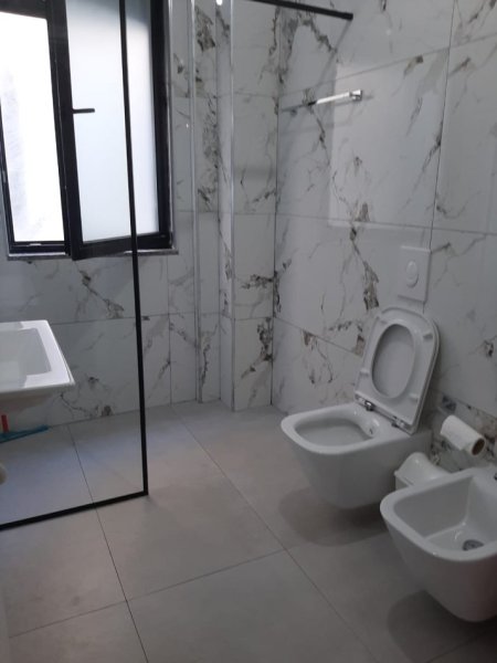 Tirane, jepet me qera Vile 1+1+Ballkon Kati 1, 80 m² 500 € (Rruga Kodra Derhemit perballe me restorant &quot;Nari&quot;)
