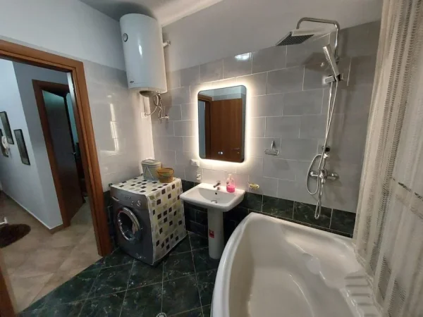 Tirane, jepet me qera 2+1 Kati 2, 90 m² 750 € (Kompleksi Delijorgji)