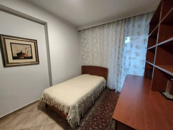 Tirane, jepet me qera 2+1 Kati 2, 90 m² 750 € (Kompleksi Delijorgji)
