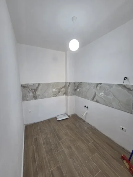 Shqiperi, jepet me qera 1+1 Kati 8, 77 m² 520 € 