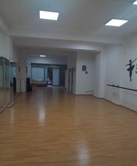 Tirane, jepet me qera ambjent biznesi Kati 0, 110 m² 600 € (Rruga Thoma Koxhaj)