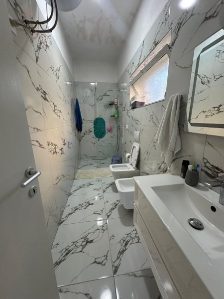 Tirane, jepet me qera shtepi 2+1+Ballkon Kati 2, 130 m² 500 € (KODER KAMEZ.INSTITUT)