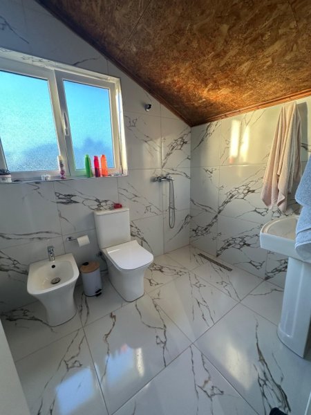 Tirane, jepet me qera shtepi 2+1+Ballkon Kati 2, 130 m² 500 € (KODER KAMEZ.INSTITUT)