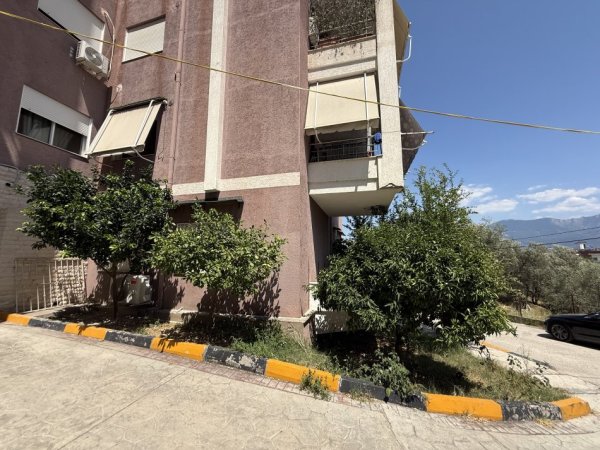 Tirane, jepet me qera apartament 2+1+Ballkon Kati 1, 70 m² 650 € (Rruga Peti)