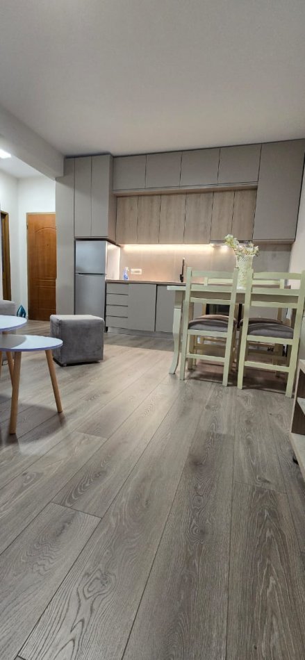 Tirane, jepet me qera apartament 1+1+Ballkon Kati 2, 65 m² 600 € (Pranë Kesh-it, Vasil Shanto ,Tiranë)