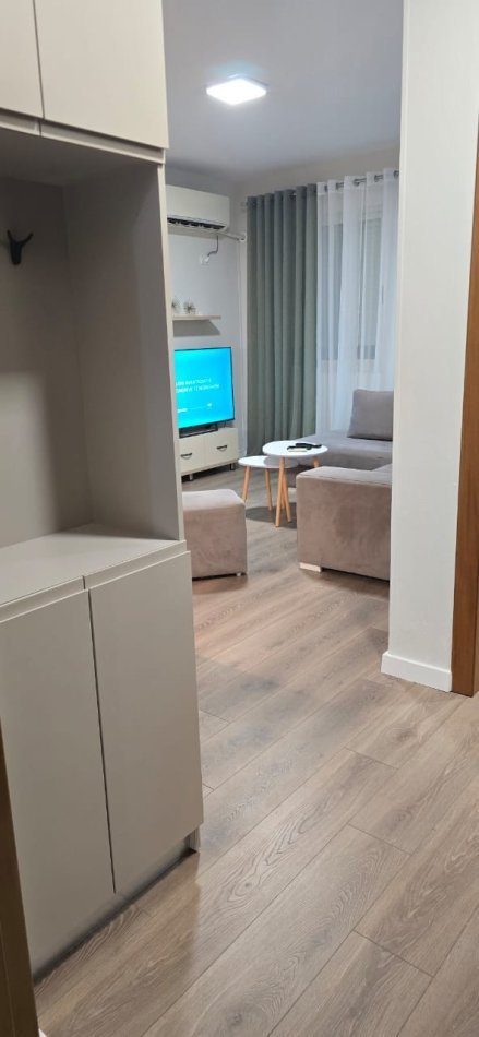 Tirane, jepet me qera apartament 1+1+Ballkon Kati 2, 65 m² 600 € (Pranë Kesh-it, Vasil Shanto ,Tiranë)