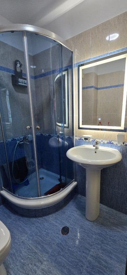 Tirane, jepet me qera apartament 1+1+Ballkon Kati 2, 65 m² 600 € (Pranë Kesh-it, Vasil Shanto ,Tiranë)
