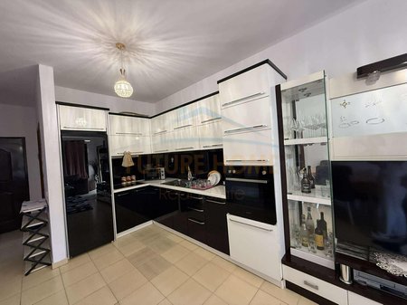 Tirane, jepet me qera apartament 2+1 , 450 € 
