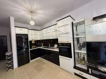 Tirane, jepet me qera apartament 2+1 , 450 € 