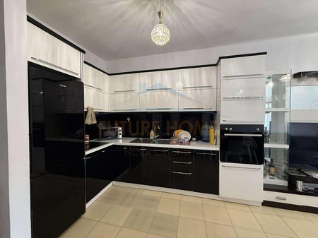 Tirane, jepet me qera apartament 2+1 , 450 € 
