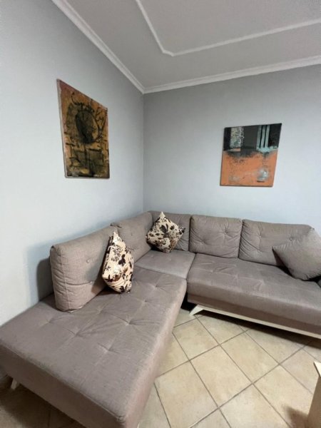 Jepet me Qera Apartamenti 1+1 ne Qender te Tiranes Afer Sheshit Skenderbej   500 € ,nese paguhet per 1 vit qerajaj eshte 420Euro