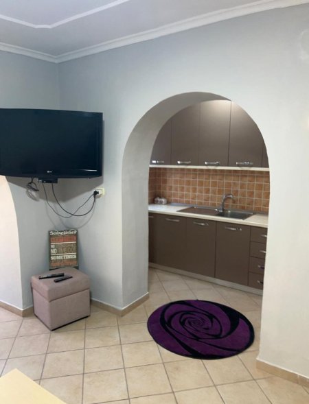 Jepet me Qera Apartamenti 1+1 ne Qender te Tiranes Afer Sheshit Skenderbej   500 € ,nese paguhet per 1 vit qerajaj eshte 420Euro
