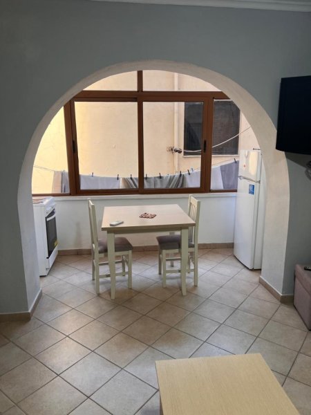 Jepet me Qera Apartamenti 1+1 ne Qender te Tiranes Afer Sheshit Skenderbej   500 € ,nese paguhet per 1 vit qerajaj eshte 420Euro
