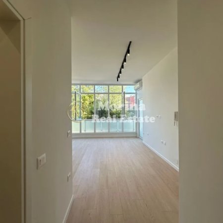 Tirane, jepet me qera ambjent biznesi Kati 1, 55 m² 500 € (Bulevardi i Ri)