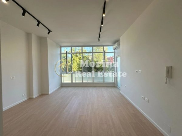 Tirane, jepet me qera ambjent biznesi Kati 1, 55 m² 500 € (Bulevardi i Ri)