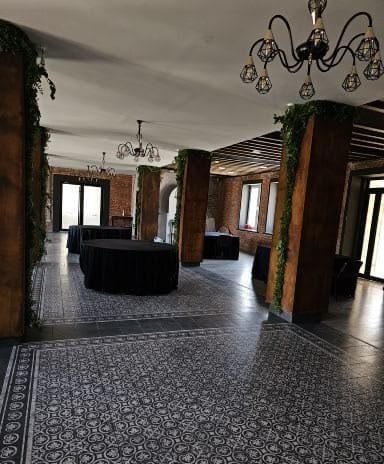 Tirane, jepet me qera ambjent biznesi Kati 2, 650 m² 2.000 € (Kombinat)