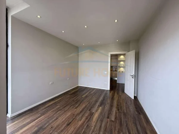 Tirane, jepet me qera apartament 2+1 Kati 5, 100 m² 650 €  UNA20477