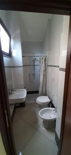 Tirane, jepet me qera garsonier Kati 1, 30 m² 300 € (Prane RTV Klan)