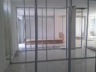 Tirane, jepet me qera ambjent biznesi , 150 m² 800 € (Kombinat)