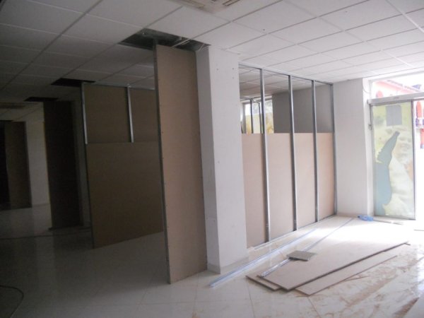 Tirane, jepet me qera ambjent biznesi , 150 m² 800 € (Kombinat)