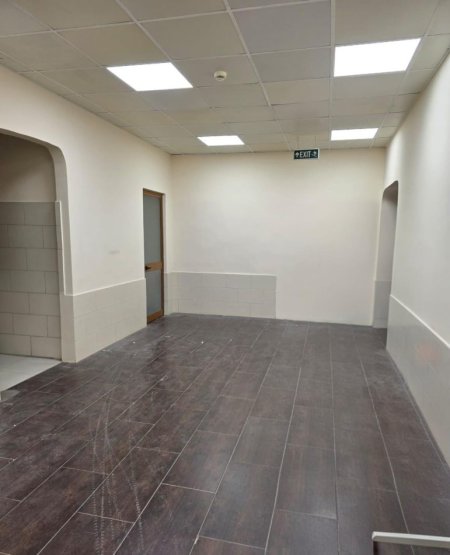 Tirane, jepet me qera ambjent biznesi , 150 m² 800 € (Kombinat)