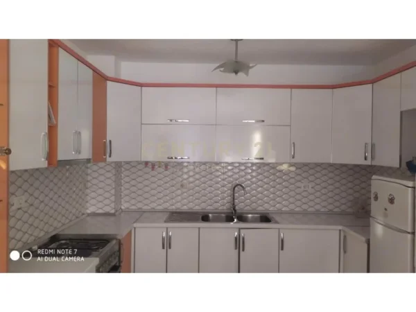Tirane, jepet me qera apartament 2+1 Kati 6, 90 m² 400 € 