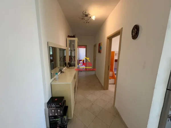 Vlore, jepet me qera apartament 2+1+Ballkon Kati 3, 95 m² 400 € (Rruga Hasan Kushta)